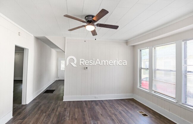 Building Photo - One Month Free Special!! Newly Renovated 4/2 in Midtown!