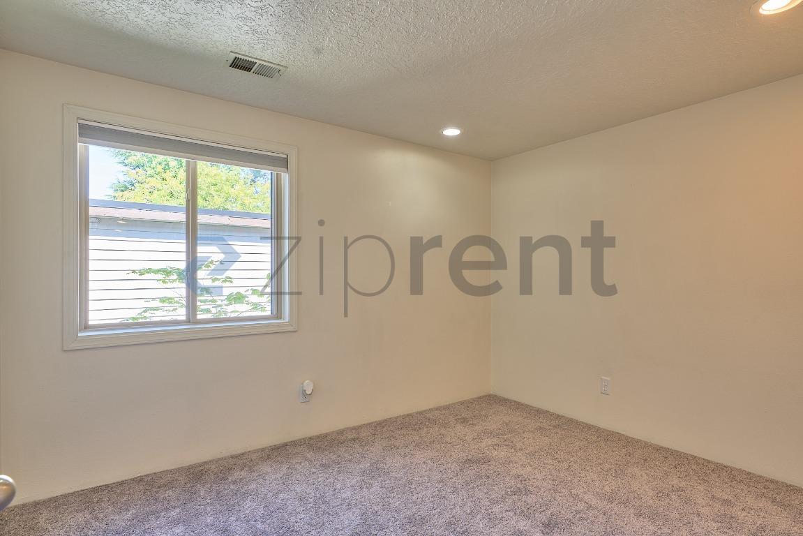 Building Photo - Unit