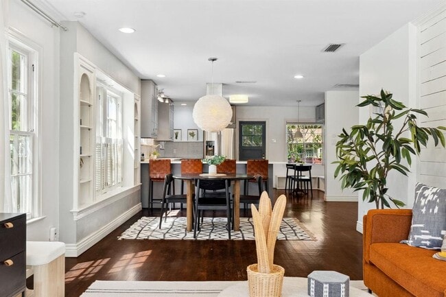 Primary Photo - 844 1/2 E 38th St