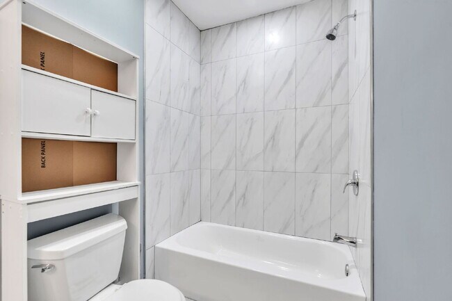 Building Photo - 1BR/1BA Triplex apartment home, move-in ready near downtown Spartanburg.... $750/mo**