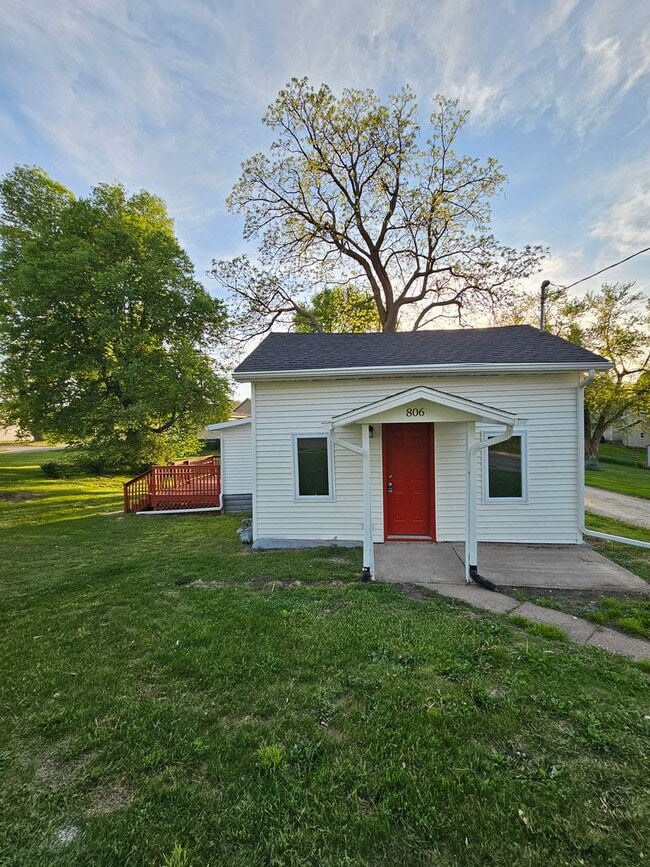 Building Photo - 2 Bedroom 1 Bath Home