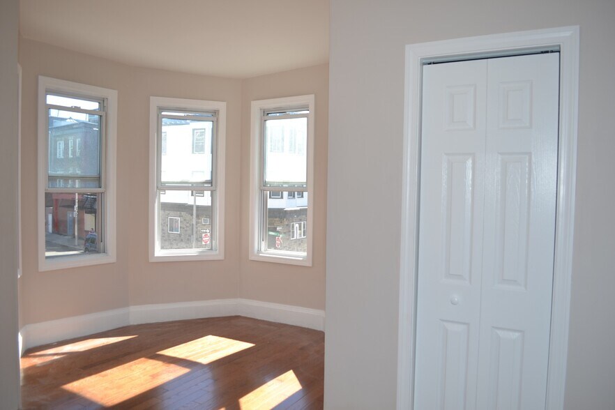 Primary Photo - 241 Maverick St