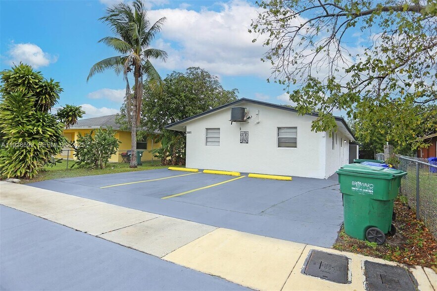 Primary Photo - 2681 NW 15th St
