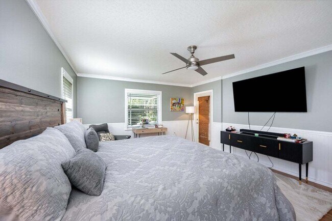 Building Photo - Luxurious 4 Bed/2.5 Bath Home with Stunning Lake and Golf Course Views with Pool on Savannahs Tra...