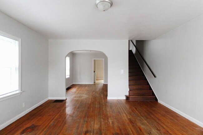 Building Photo - PRELEASING for AUGUST! Close to Campus: In...