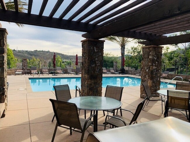 Building Photo - Beautiful & Spacious 3/3 In the Solaire Co...