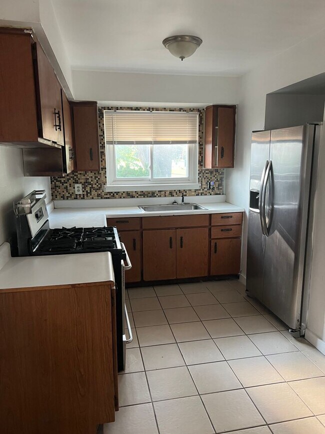 Building Photo - 3 Bedroom 1.5 Bath - $1200