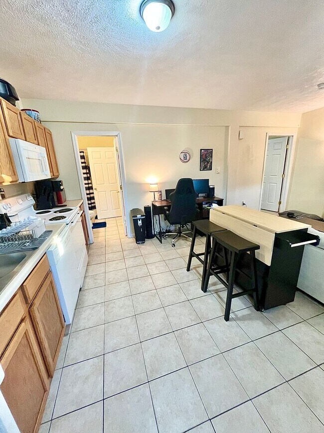 Building Photo - 626-628 Valentine St