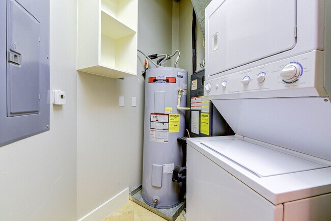 Building Photo - Exceptional 1 bed/1bath loft-style unit in...