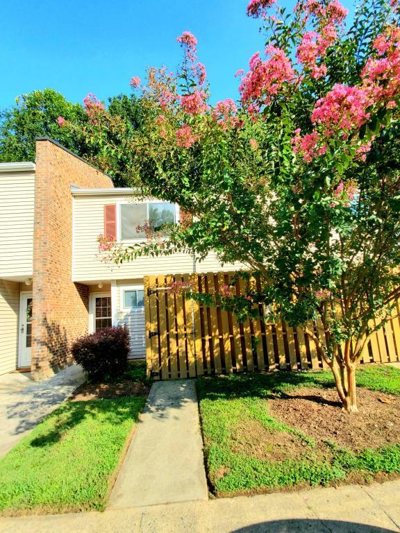 Building Photo - 220 Elizabeth St