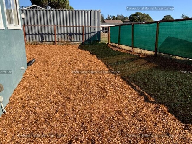 Building Photo - Country property minutes from downtown Pet...
