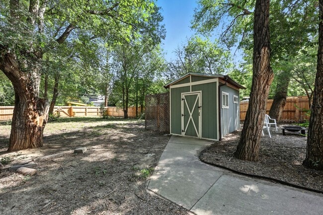 Building Photo - Beautifully Renovated Home with Modern Com...