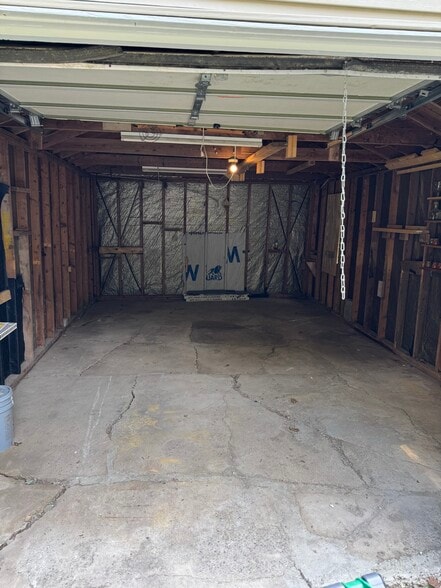 Garage - 1010 Eisenhower Way