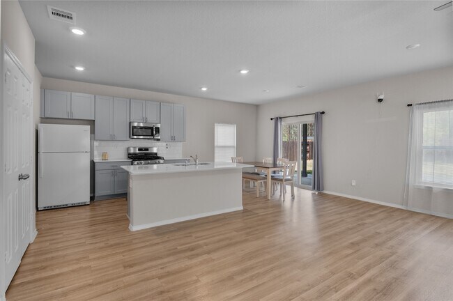 Building Photo - 707 Long Cedar Dr