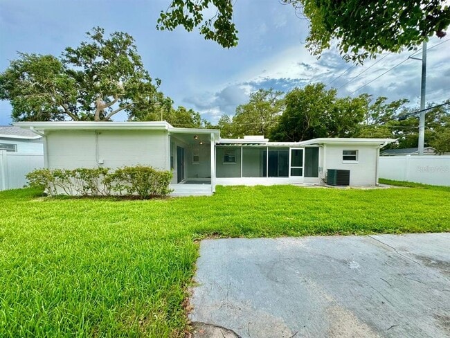 Building Photo - 3002 E Elm St