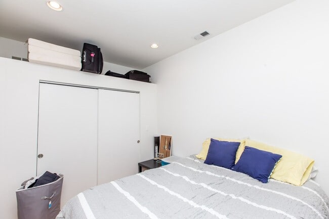 Building Photo - Video Tour- Sunny 2 Bed w/Laundry. Near 606 and EL. Free Internet. Amazing Deal.