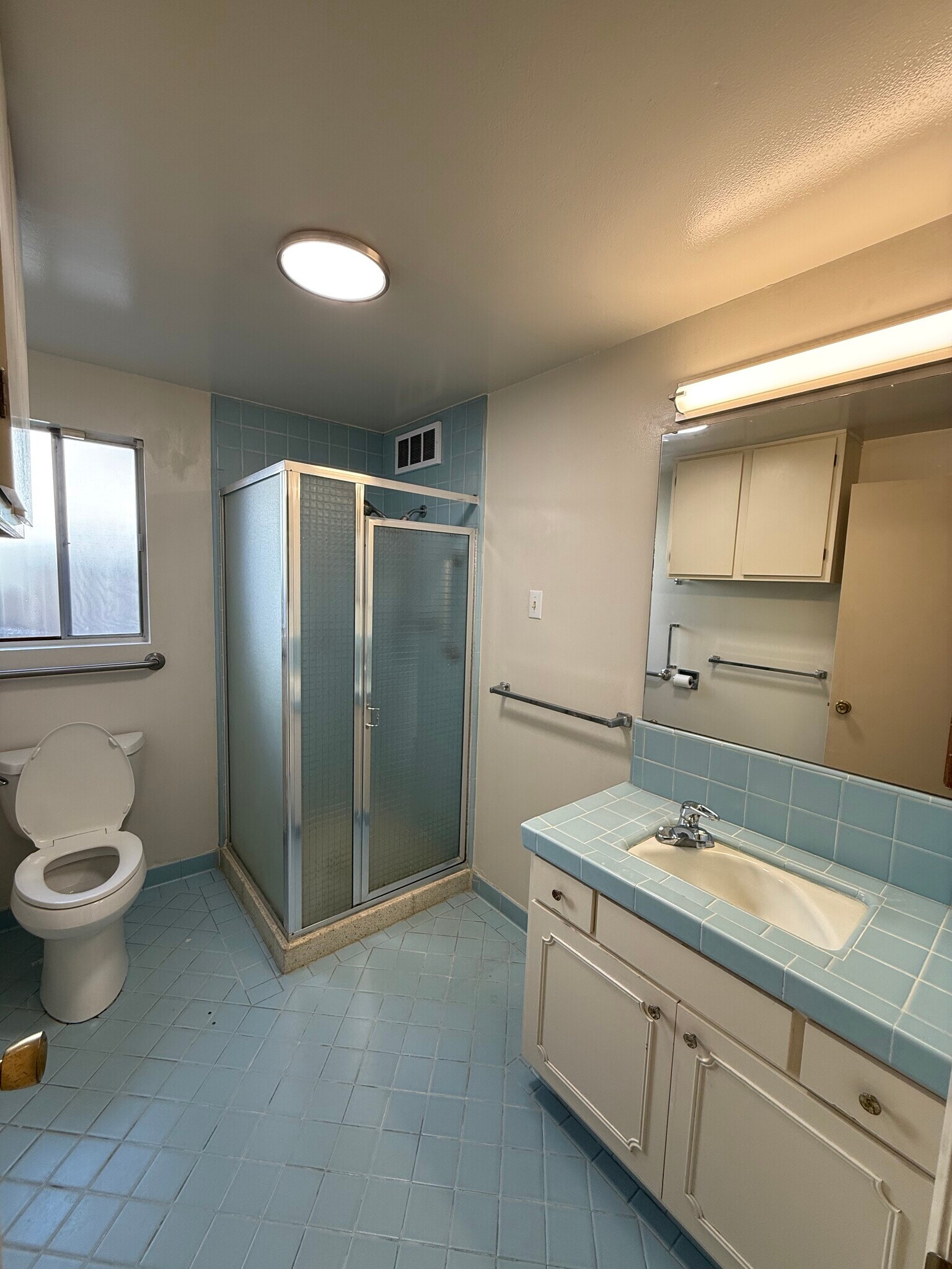 en suite bathroom - 25 W Monterey Ave