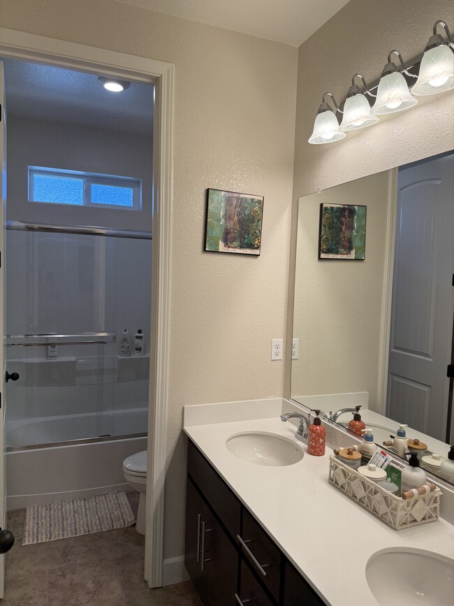 Building Photo - 501 Aster St