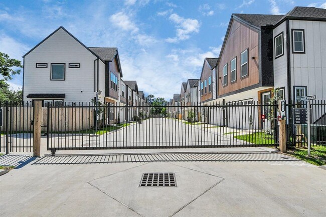 Building Photo - 9004 Orange Spg Dr