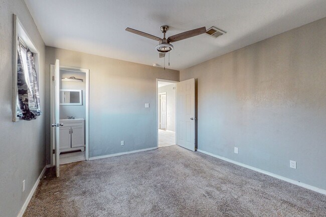 Building Photo - NE PUEBLO STYLE 3 Bedroom 2 Bath 1824/SF