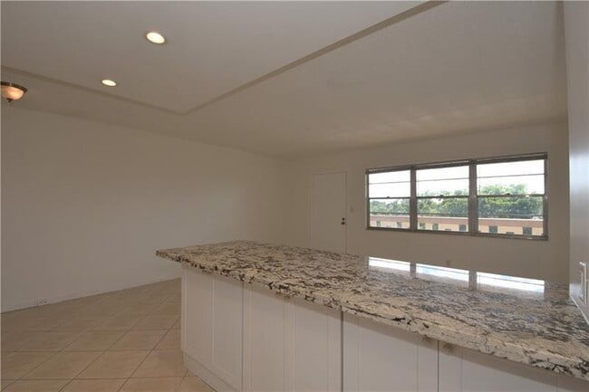 Building Photo - 2801 Victoria Way