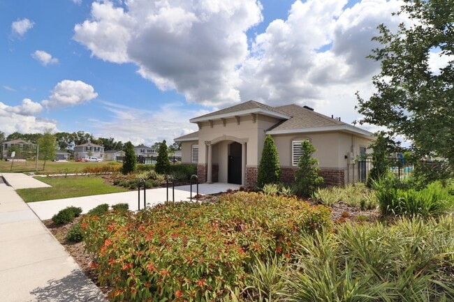 Building Photo - 3/2.5/1 Town Home with community pool!