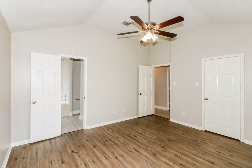 Building Photo - 25235 Clover Ranch Dr