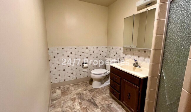 Building Photo - Spacious 4BD I 2BA Home w/ Separate Living...