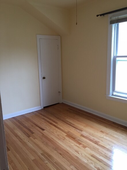 Building Photo - 1463 W Montrose Ave