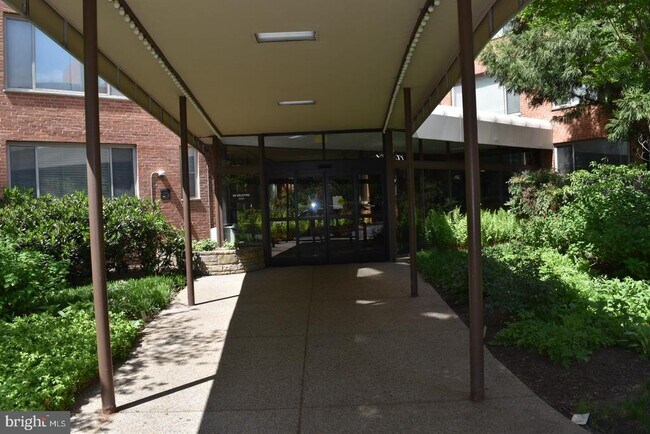 Building Photo - 1111 Arlington Blvd