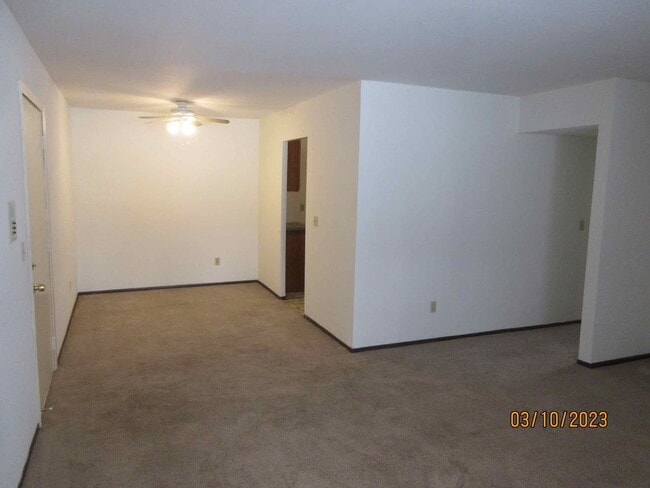 Building Photo - Available Mid-Late September 2025 Remodele...