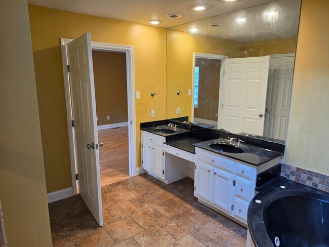 Building Photo - Great 3BR 2BA Find in Pleasant Tree Neighborhood!