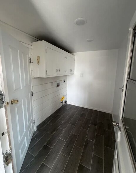 Building Photo - 909 W Milton St