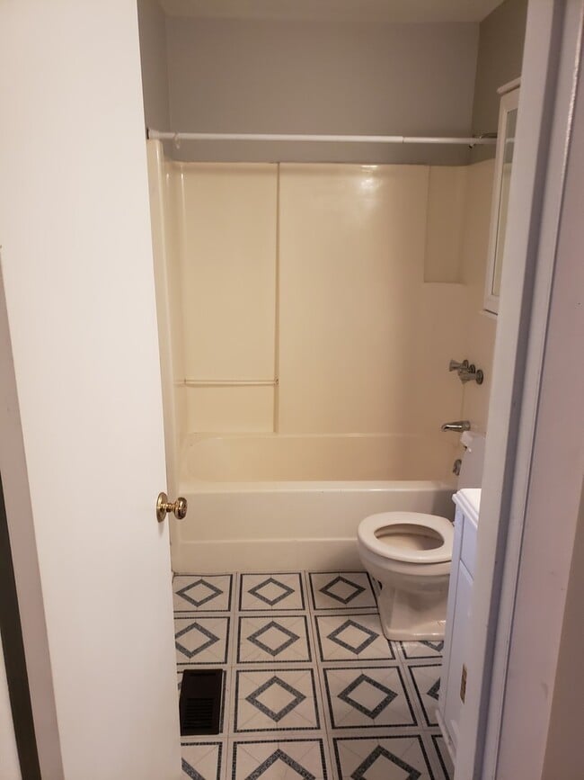 Building Photo - 3 bedroom/2 bath