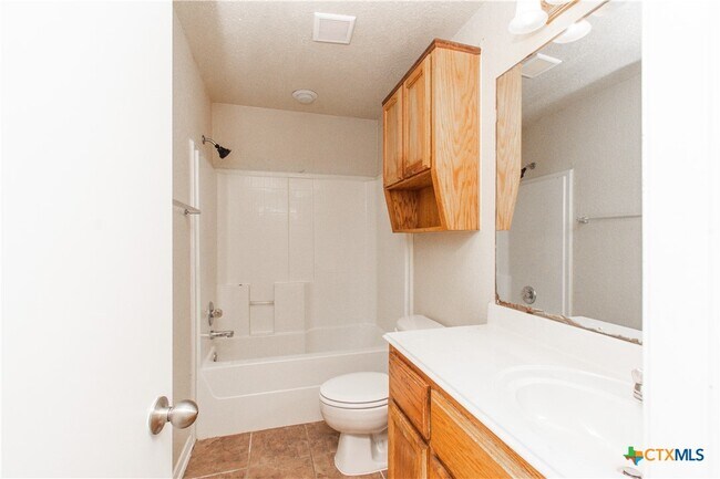 Building Photo - 608 Leo Ln