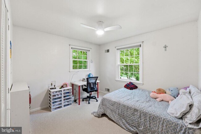 Building Photo - 9809 Sunset Dr