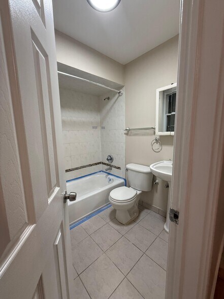 Building Photo - 424 Kennedy Blvd