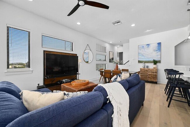 Building Photo - 2050 Lohmans Spur Rd