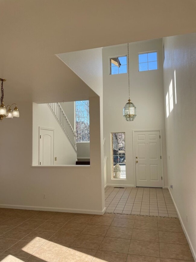 Building Photo - Large Home off Mcarran