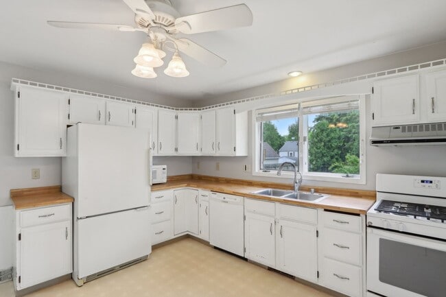 Building Photo - Charming 3-Bedroom Home for Rent in Lake M...