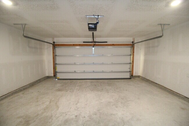 Building Photo - 4-Bedroom Rental in Lakeshore Preserve – Open Floor Plan, Screened Patio, and 2-Car Garage