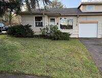 Building Photo - Updated 2 bedroom 1 bath duplex in Eugene!