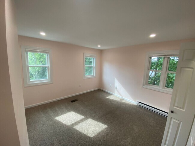 Building Photo - WOW!! BRIGHT AND SPACIOUS WATERTOWN UNIT W CENTRAL AIR, WASHER/DRYER