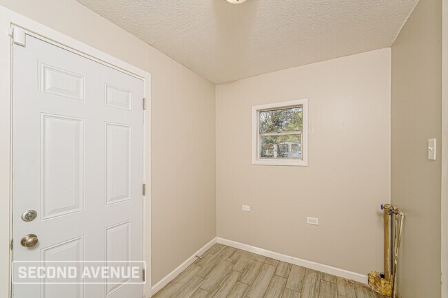 Building Photo - 544 7th St S