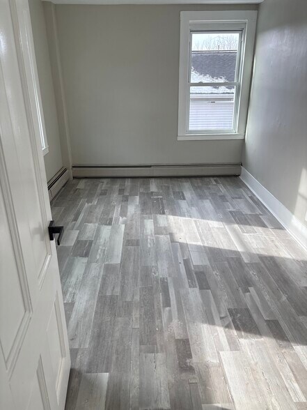 Building Photo - 47 Maple Ave