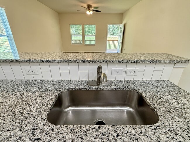 Building Photo - 1582 Hobbs Island Rd SE