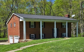 Building Photo - 3 bedroom Amelia Bi-Level Available