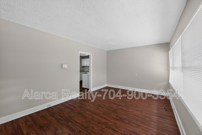 Building Photo - 1007 Green Cir Dr