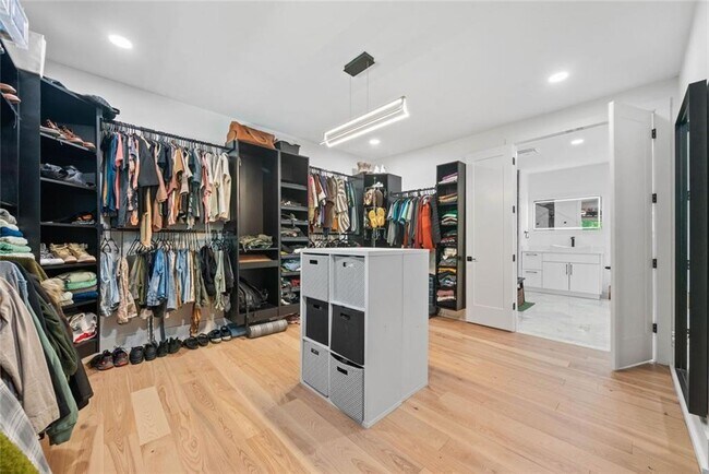 Building Photo - 320 Kelso Dr SW