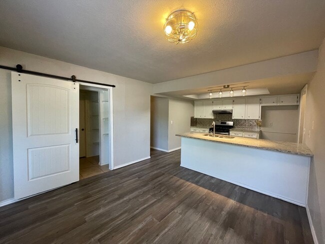 Building Photo - Move in ready! 3 bedrooms and 2 baths
